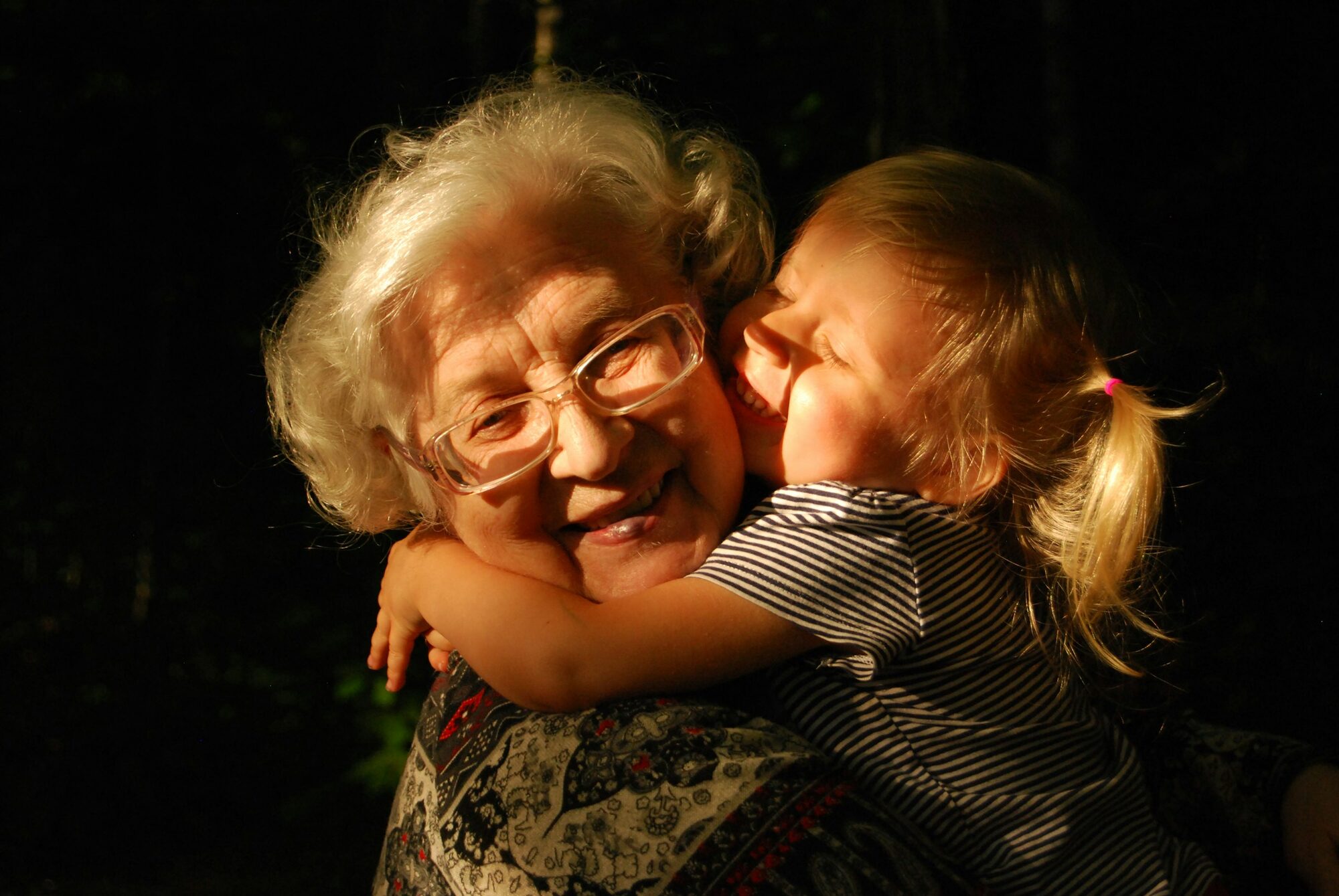Una abuela y su nieta, sonriendo juntas